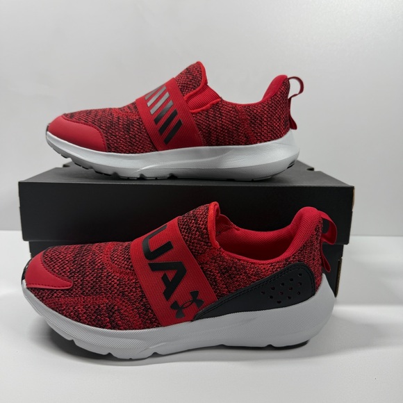 NIB • Under Armour Surge 3 Slip Size: 4Y - Picture 1 of 5